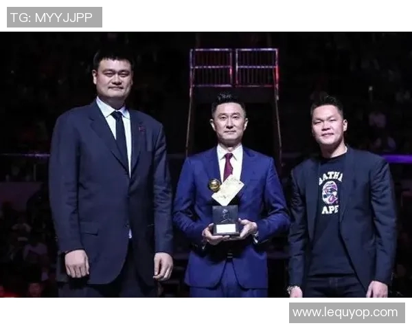 姚明亲自探访成都医院关心青少年健康与篮球发展 姚明亲自探访成都医院关心青少年健康与篮球发展