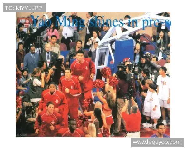 姚明在赛场上的庆祝姿势展现了他的激情与力量引发球迷热烈反响