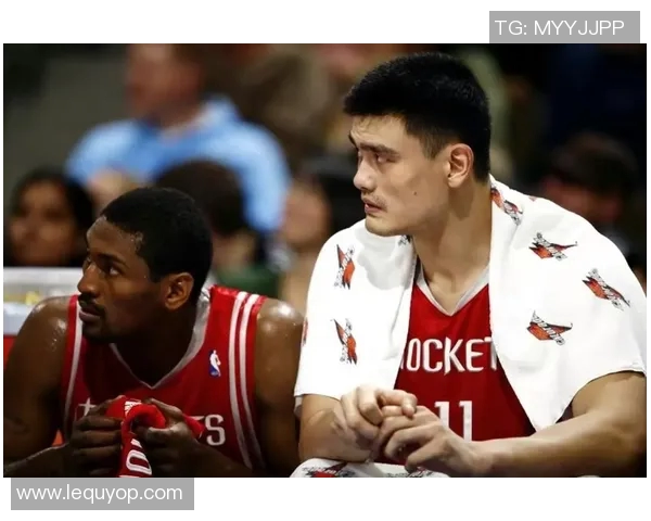 姚明与阿泰斯特的欢笑瞬间展现篮球场上的友谊与激情 姚明与阿泰斯特的欢笑瞬间展现篮球场上的友谊与激情